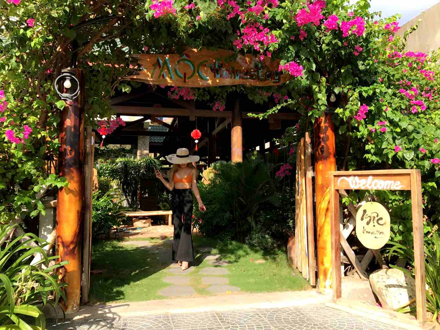 Cổng hoa giấy tại Mộc Homestay Quy Nhơn